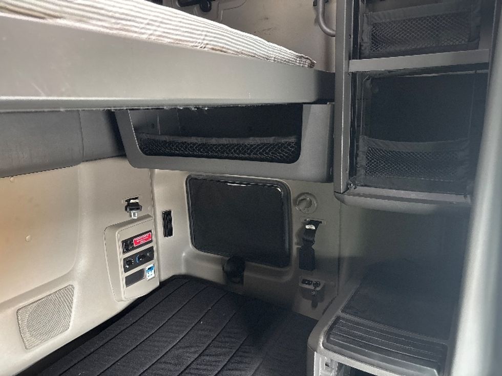 Sleeper Tractor-Heavy Duty Tractors-International-2023-LT625-Indianapolis-IN-625,300\n\t\tmiles-$ 43,250 - Image 18