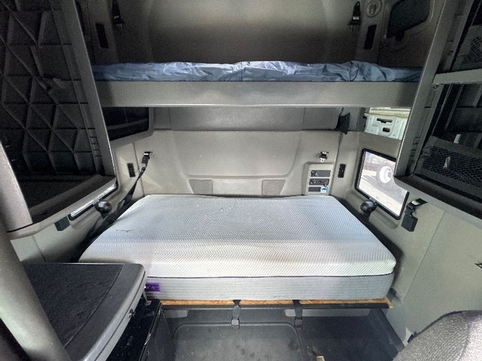 Sleeper Tractor-Heavy Duty Tractors-International-2023-LT625-Indianapolis-IN-665,530\n\t\tmiles-$ 39,500 - Image 16