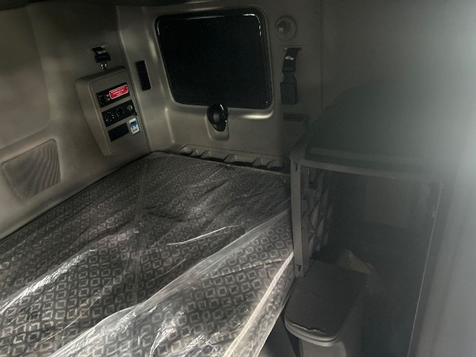 Sleeper Tractor-Heavy Duty Tractors-International-2023-LT625-Indianapolis-IN-707,345\n\t\tmiles-$ 35,500 - Image 18