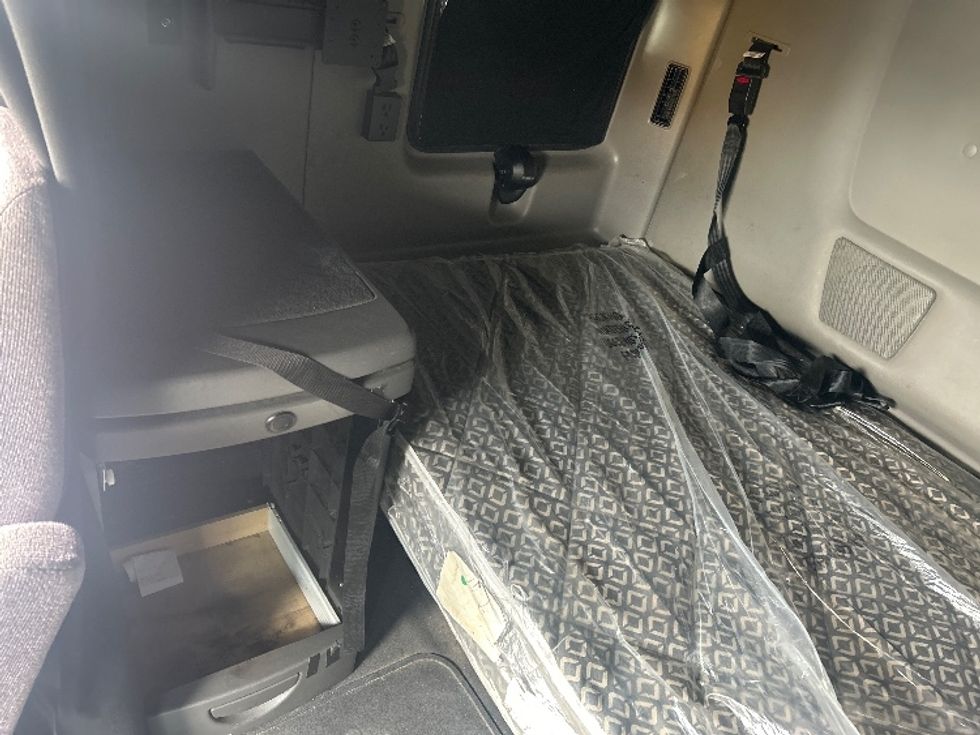 Sleeper Tractor-Heavy Duty Tractors-International-2023-LT625-Indianapolis-IN-707,345\n\t\tmiles-$ 35,500 - Image 19