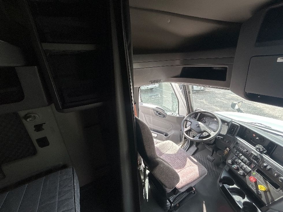 Sleeper Tractor-Heavy Duty Tractors-International-2023-LT625-Jacksonville-FL-606,831\n\t\tmiles-$ 45,750 - Image 18