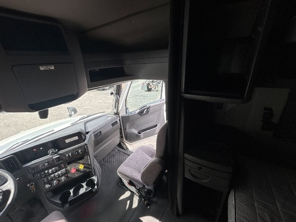 Sleeper Tractor-Heavy Duty Tractors-International-2023-LT625-Jacksonville-FL-606,831\n\t\tmiles-$ 45,750 - Image 19