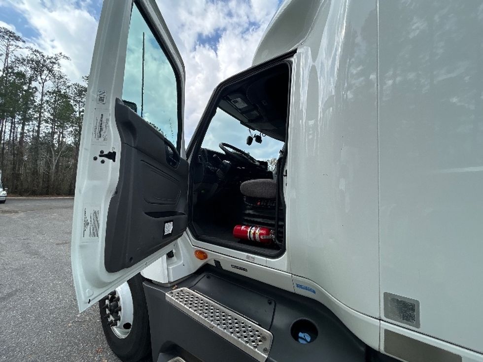 Sleeper Tractor-Heavy Duty Tractors-International-2023-LT625-Jacksonville-FL-606,831\n\t\tmiles-$ 45,750 - Image 9