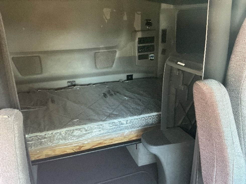 Sleeper Tractor-Heavy Duty Tractors-International-2023-LT625-Jacksonville-FL-613,805\n\t\tmiles-$ 45,250 - Image 16