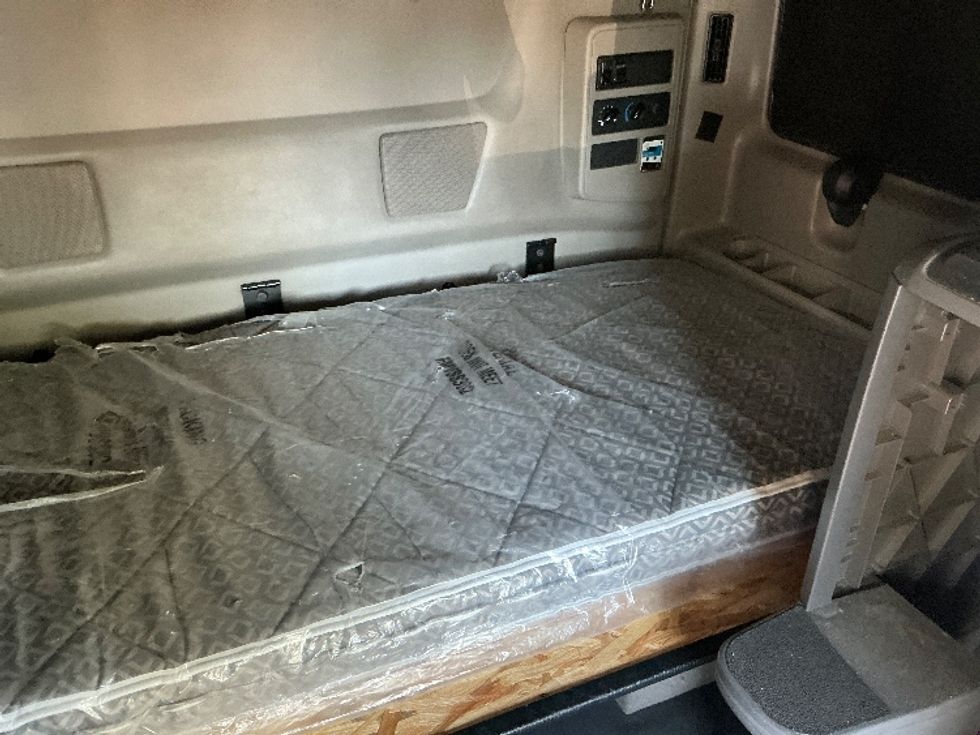 Sleeper Tractor-Heavy Duty Tractors-International-2023-LT625-Jacksonville-FL-613,805\n\t\tmiles-$ 45,250 - Image 17