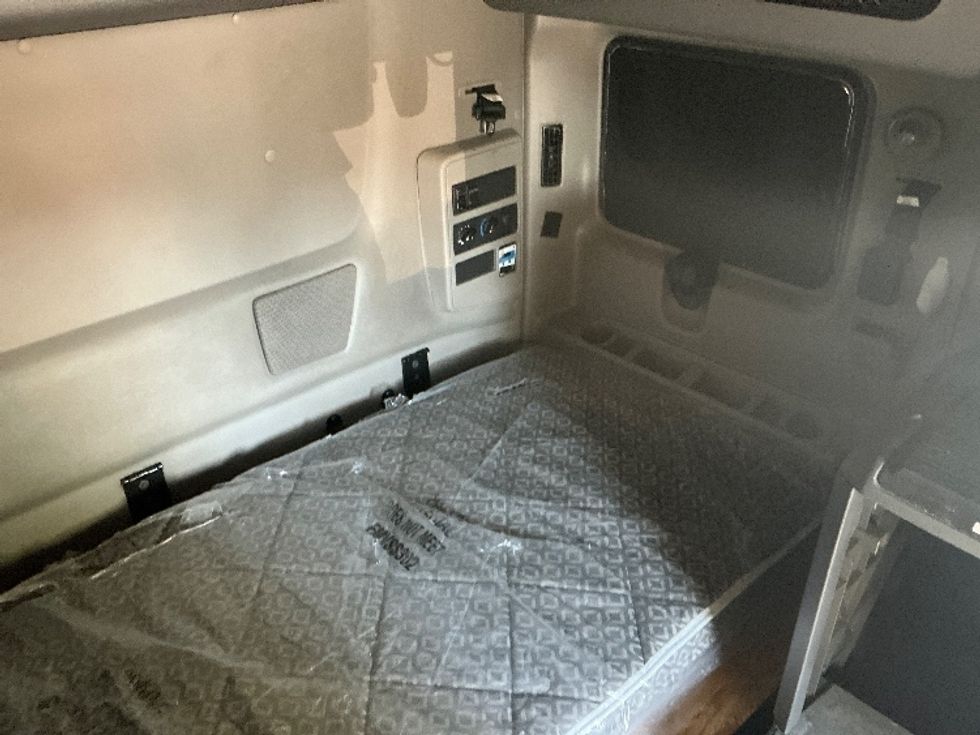 Sleeper Tractor-Heavy Duty Tractors-International-2023-LT625-Jacksonville-FL-613,805\n\t\tmiles-$ 45,250 - Image 18