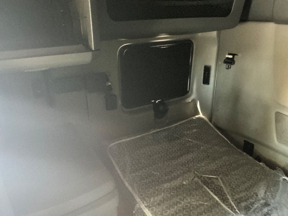 Sleeper Tractor-Heavy Duty Tractors-International-2023-LT625-Jacksonville-FL-613,805\n\t\tmiles-$ 45,250 - Image 19