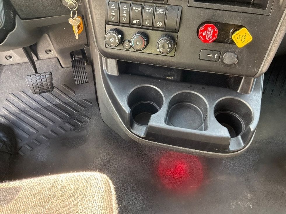 Sleeper Tractor-Heavy Duty Tractors-International-2023-LT625-Jacksonville-FL-618,289\n\t\tmiles-$ 44,750 - Image 12