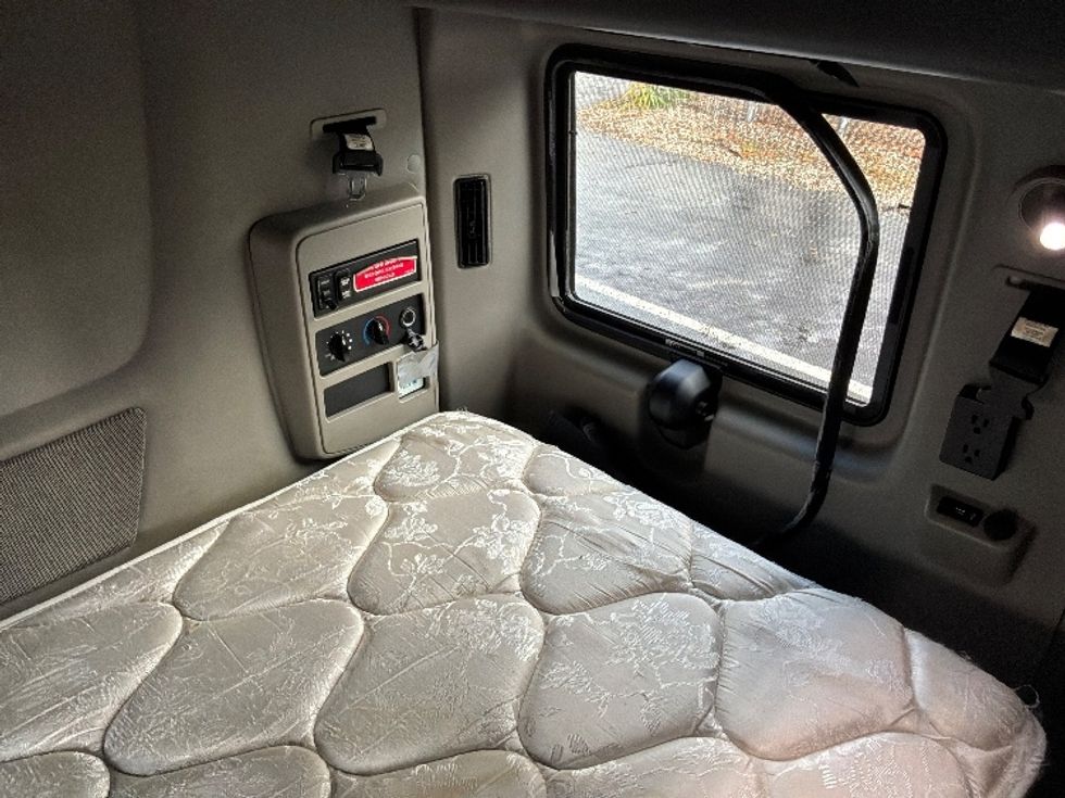 Sleeper Tractor-Heavy Duty Tractors-International-2023-LT625-Jacksonville-FL-618,289\n\t\tmiles-$ 44,750 - Image 17