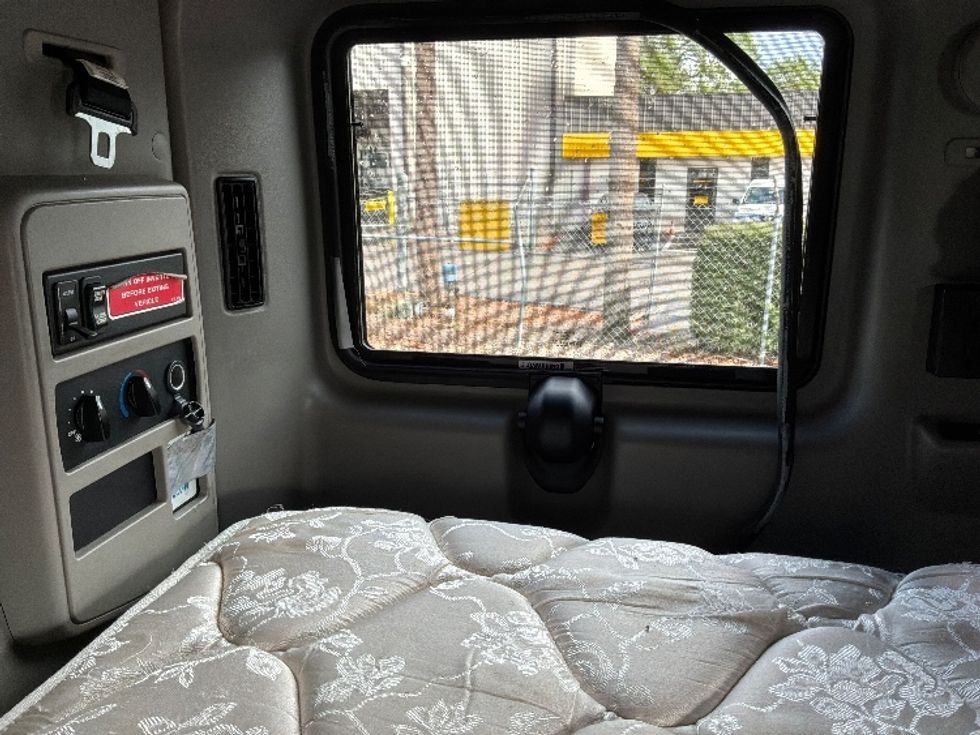 Sleeper Tractor-Heavy Duty Tractors-International-2023-LT625-Jacksonville-FL-618,289\n\t\tmiles-$ 44,750 - Image 18