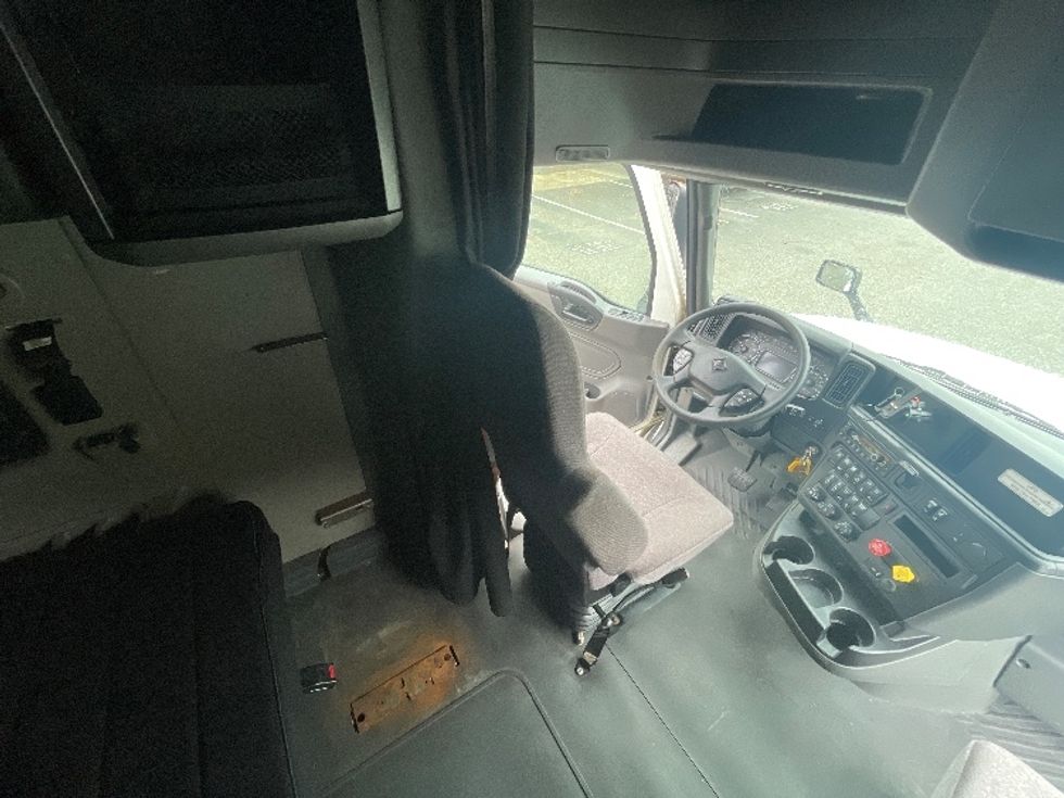 Sleeper Tractor-Heavy Duty Tractors-International-2023-LT625-Jacksonville-FL-624,832\n\t\tmiles-$ 44,000 - Image 18