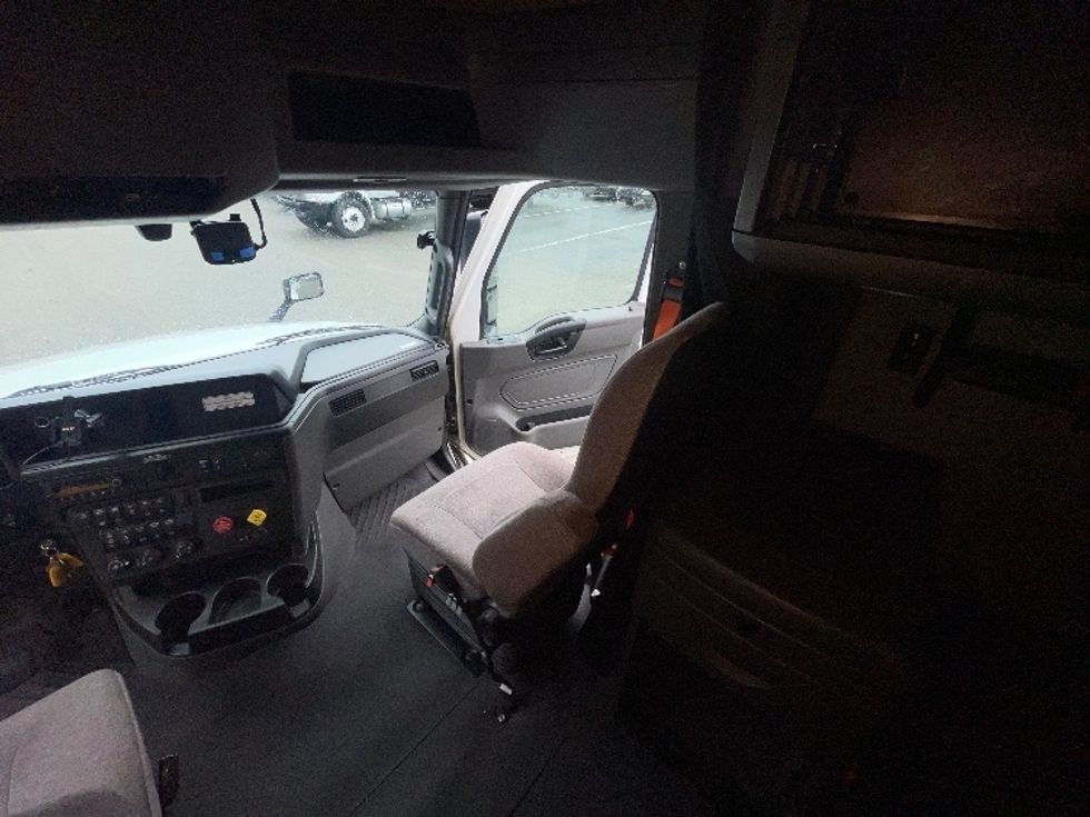 Sleeper Tractor-Heavy Duty Tractors-International-2023-LT625-Jacksonville-FL-624,832\n\t\tmiles-$ 44,000 - Image 19