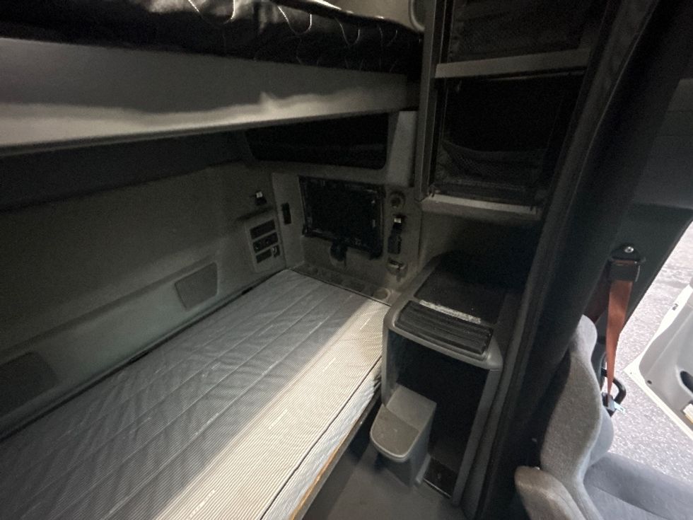 Sleeper Tractor-Heavy Duty Tractors-International-2023-LT625-Jacksonville-FL-627,629\n\t\tmiles-$ 43,750 - Image 18