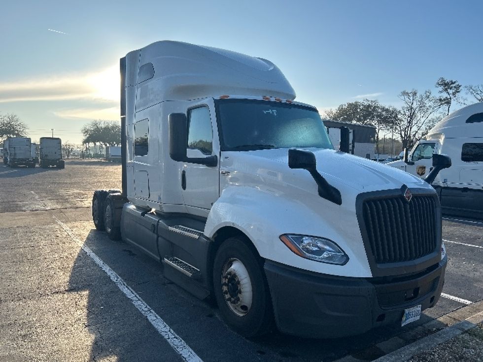 Sleeper Tractor-Heavy Duty Tractors-International-2023-LT625-Jacksonville-FL-634,311\n\t\tmiles-$ 43,250 - Image 1