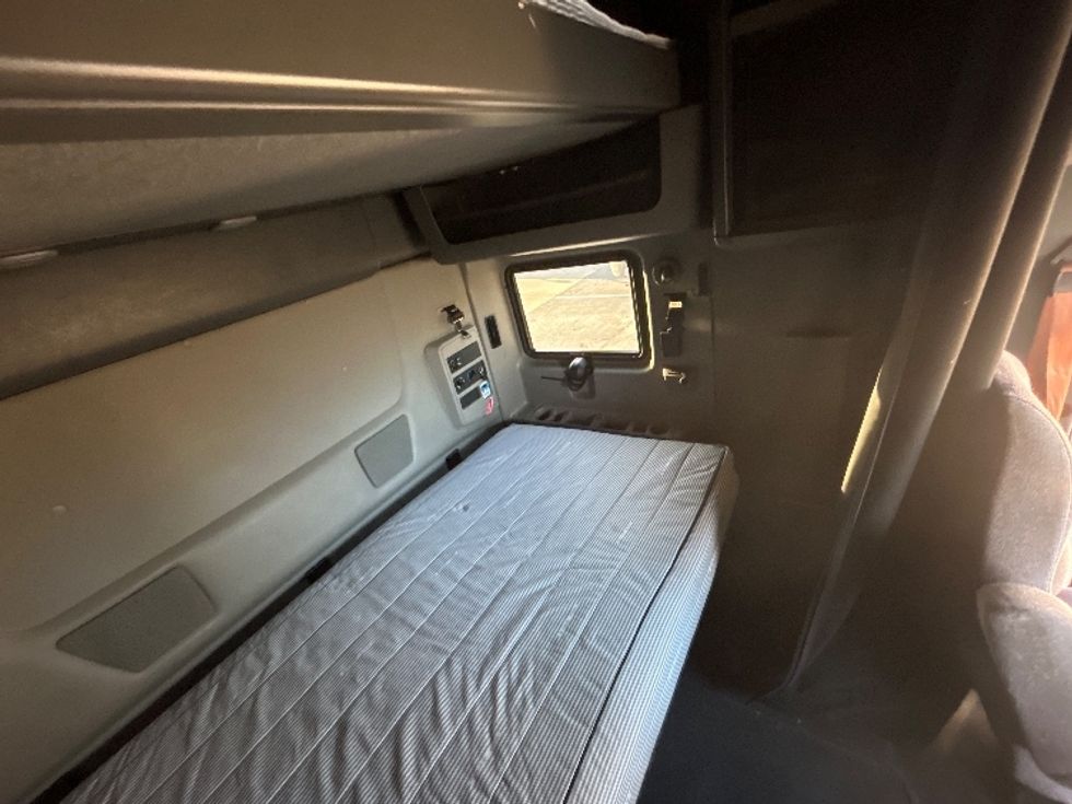 Sleeper Tractor-Heavy Duty Tractors-International-2023-LT625-Jacksonville-FL-634,311\n\t\tmiles-$ 43,250 - Image 18