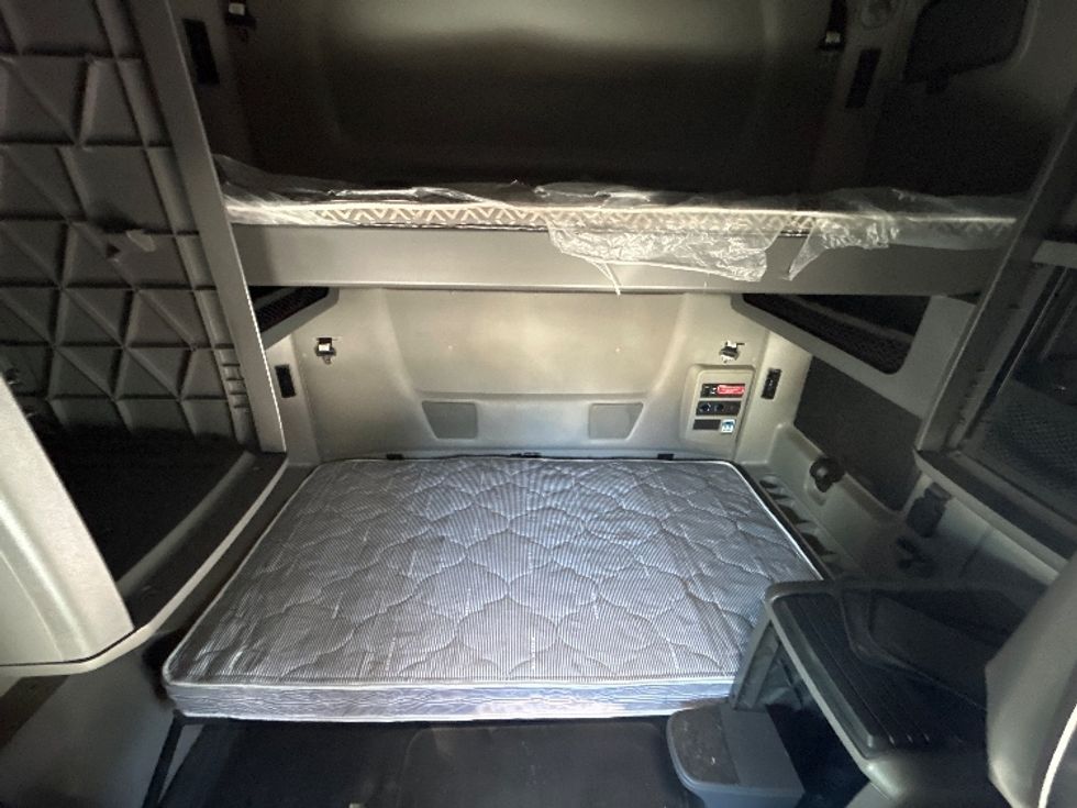 Sleeper Tractor-Heavy Duty Tractors-International-2023-LT625-Jacksonville-FL-637,500\n\t\tmiles-$ 43,000 - Image 16