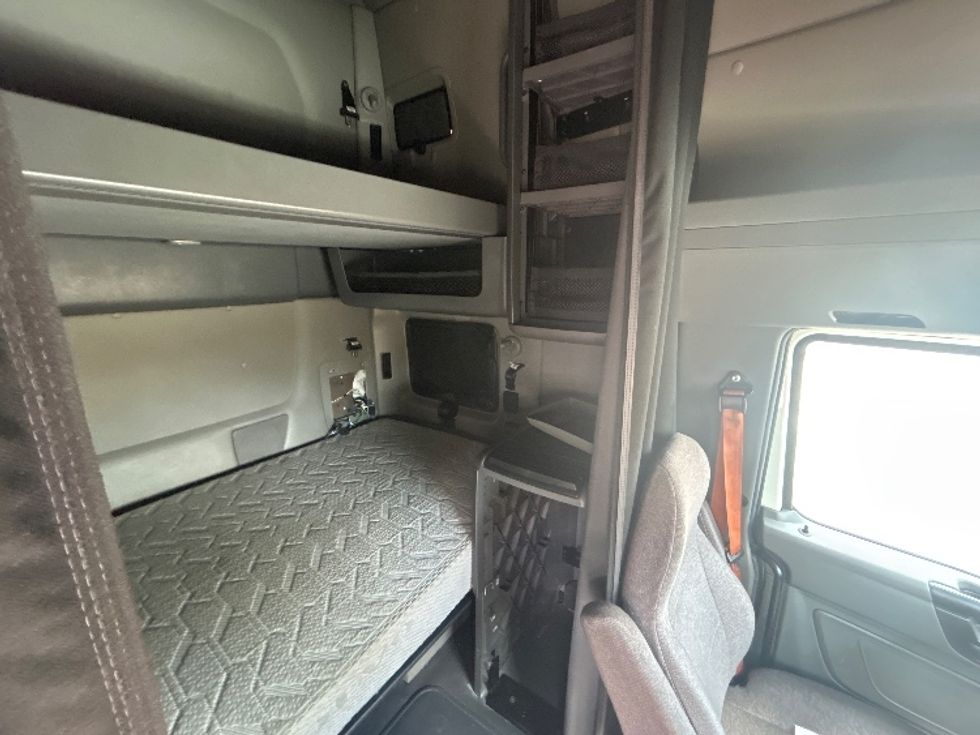 Sleeper Tractor-Heavy Duty Tractors-International-2023-LT625-Jacksonville-FL-639,963\n\t\tmiles-$ 42,750 - Image 18