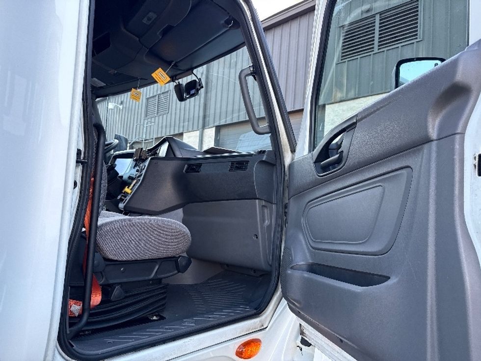 Sleeper Tractor-Heavy Duty Tractors-International-2023-LT625-Jacksonville-FL-643,620\n\t\tmiles-$ 44,500 - Image 13