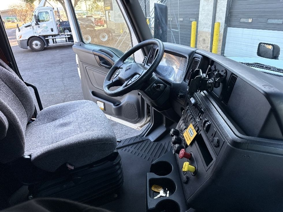 Sleeper Tractor-Heavy Duty Tractors-International-2023-LT625-Jacksonville-FL-643,620\n\t\tmiles-$ 44,500 - Image 15