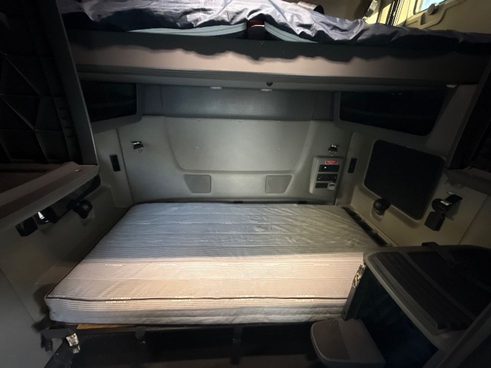 Sleeper Tractor-Heavy Duty Tractors-International-2023-LT625-Jacksonville-FL-643,620\n\t\tmiles-$ 44,500 - Image 16