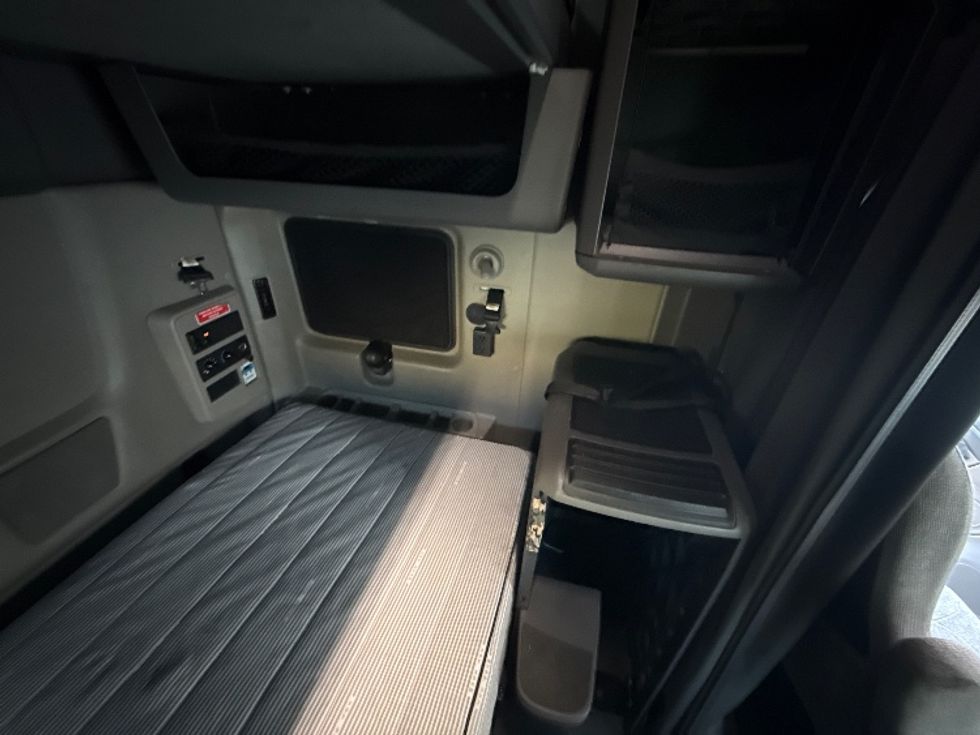 Sleeper Tractor-Heavy Duty Tractors-International-2023-LT625-Jacksonville-FL-643,620\n\t\tmiles-$ 44,500 - Image 18