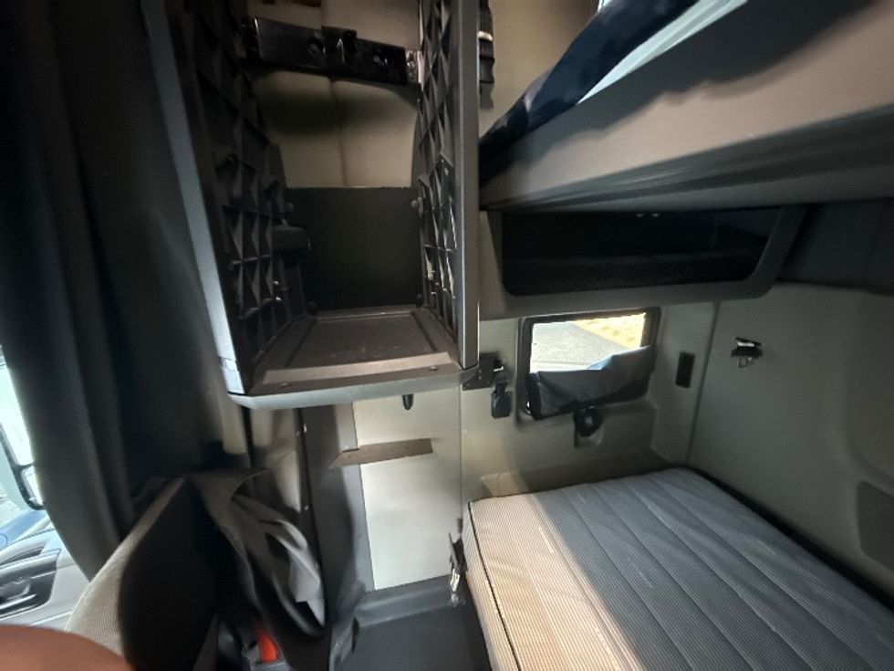 Sleeper Tractor-Heavy Duty Tractors-International-2023-LT625-Jacksonville-FL-643,620\n\t\tmiles-$ 44,500 - Image 19