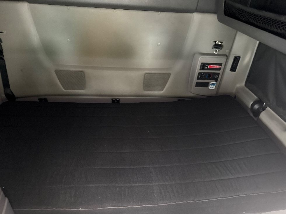 Sleeper Tractor-Heavy Duty Tractors-International-2023-LT625-Jacksonville-FL-662,082\n\t\tmiles-$ 40,500 - Image 17