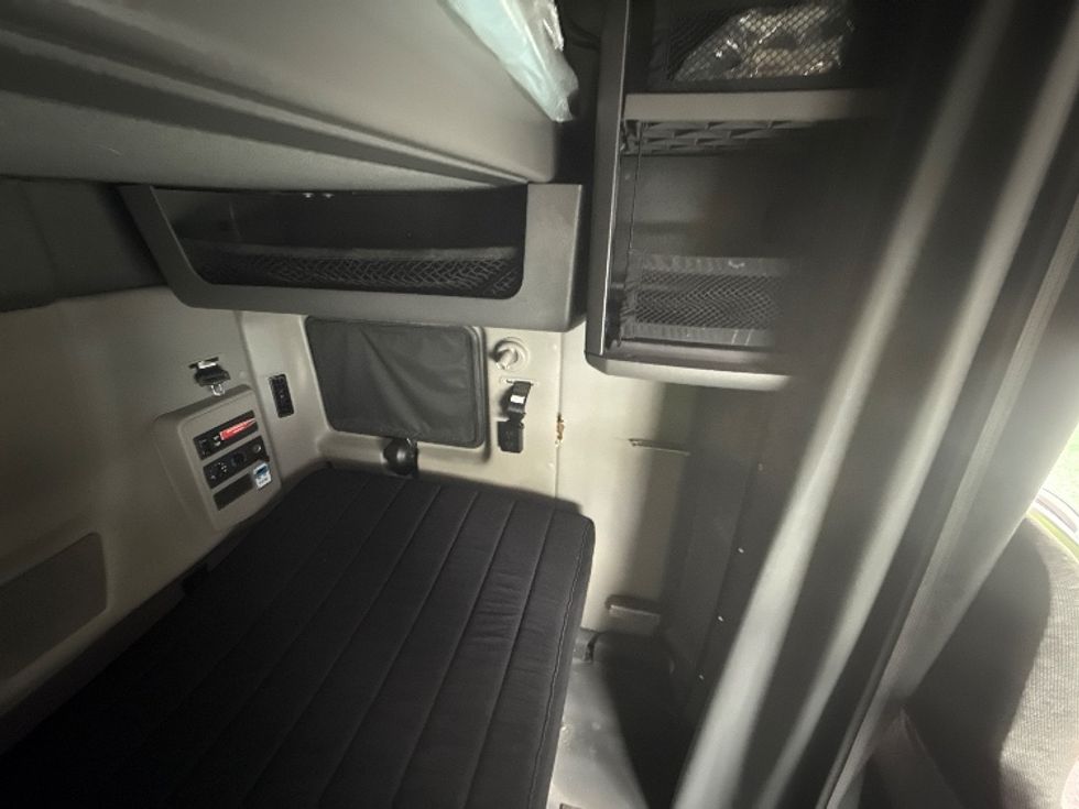 Sleeper Tractor-Heavy Duty Tractors-International-2023-LT625-Jacksonville-FL-662,082\n\t\tmiles-$ 40,500 - Image 18