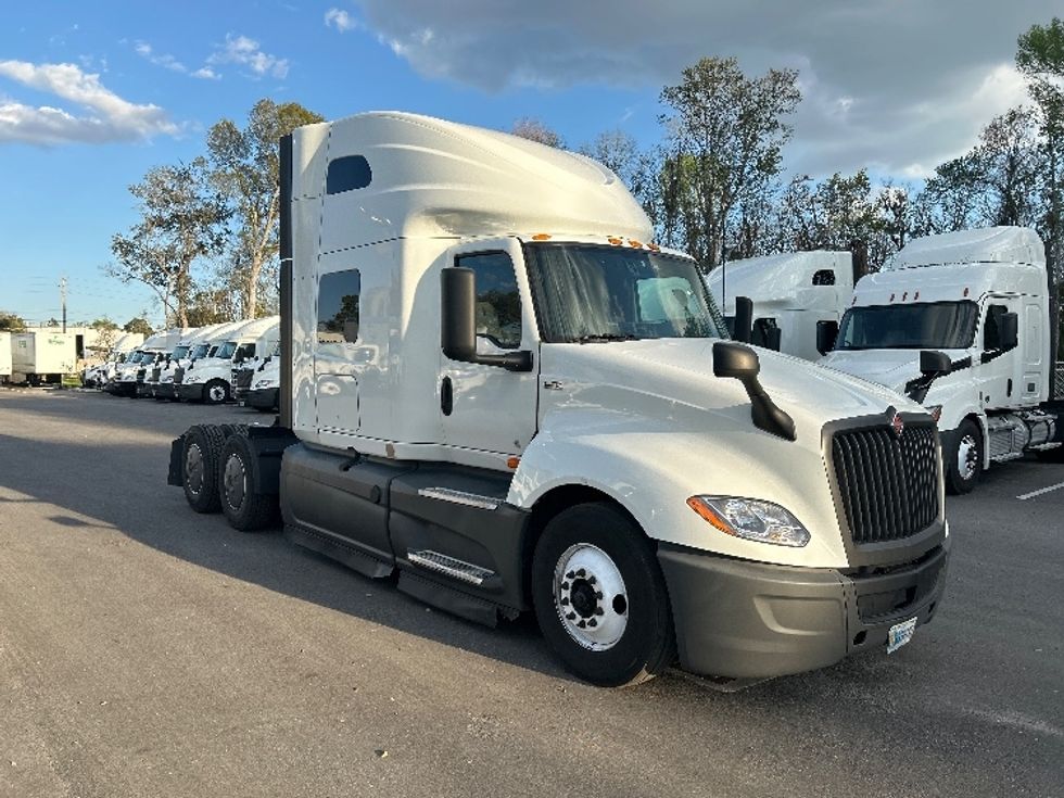 Sleeper Tractor-Heavy Duty Tractors-International-2023-LT625-Jacksonville-FL-684,756\n\t\tmiles-$ 38,250 - Image 1