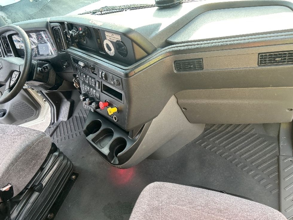 Sleeper Tractor-Heavy Duty Tractors-International-2023-LT625-Jacksonville-FL-684,756\n\t\tmiles-$ 38,250 - Image 14