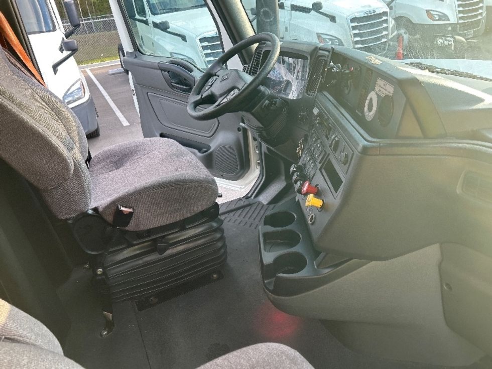Sleeper Tractor-Heavy Duty Tractors-International-2023-LT625-Jacksonville-FL-684,756\n\t\tmiles-$ 38,250 - Image 15