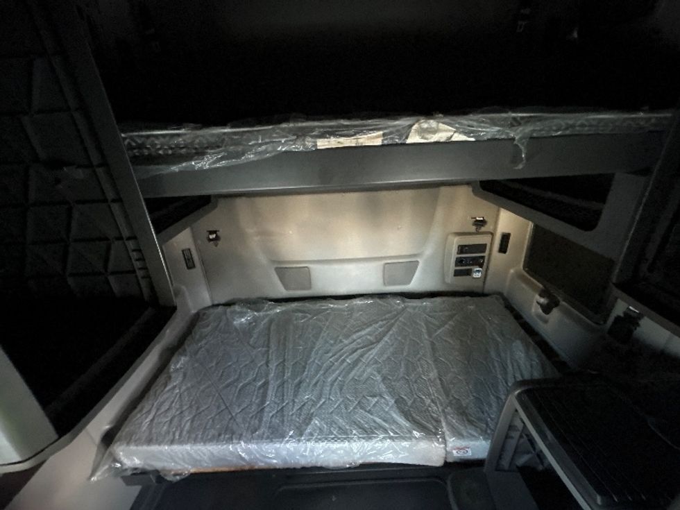 Sleeper Tractor-Heavy Duty Tractors-International-2023-LT625-Jacksonville-FL-684,756\n\t\tmiles-$ 38,250 - Image 16