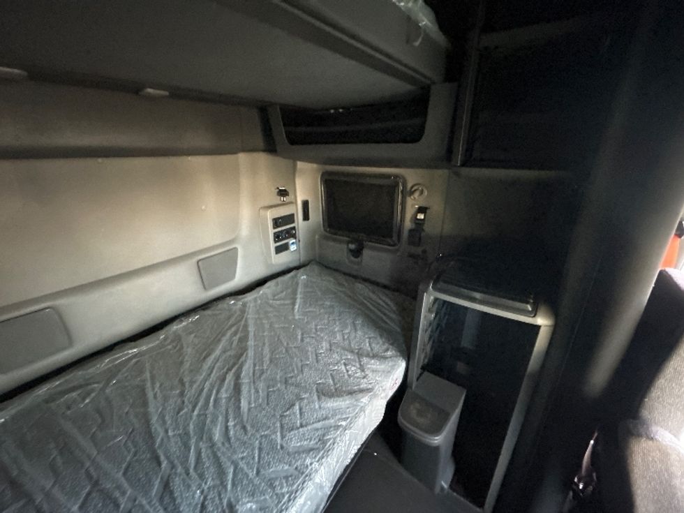 Sleeper Tractor-Heavy Duty Tractors-International-2023-LT625-Jacksonville-FL-684,756\n\t\tmiles-$ 38,250 - Image 18