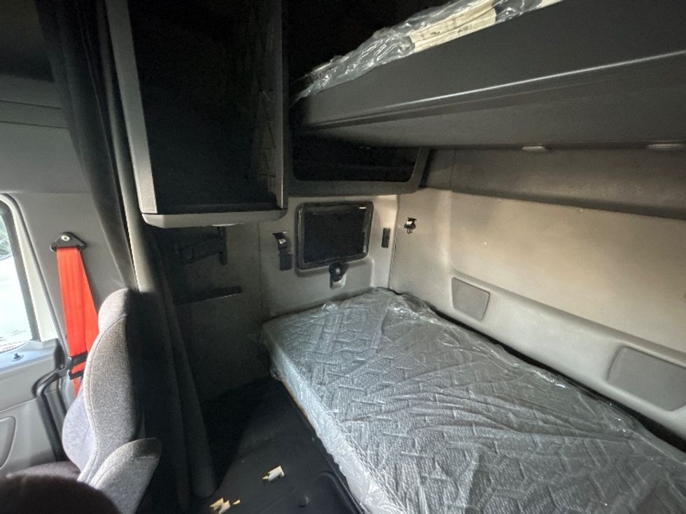 Sleeper Tractor-Heavy Duty Tractors-International-2023-LT625-Jacksonville-FL-684,756\n\t\tmiles-$ 38,250 - Image 19