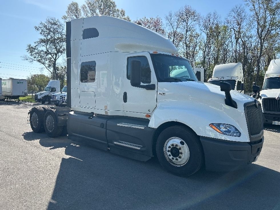 Sleeper Tractor-Heavy Duty Tractors-International-2023-LT625-Jacksonville-FL-692,947\n\t\tmiles-$ 37,500 - Image 1