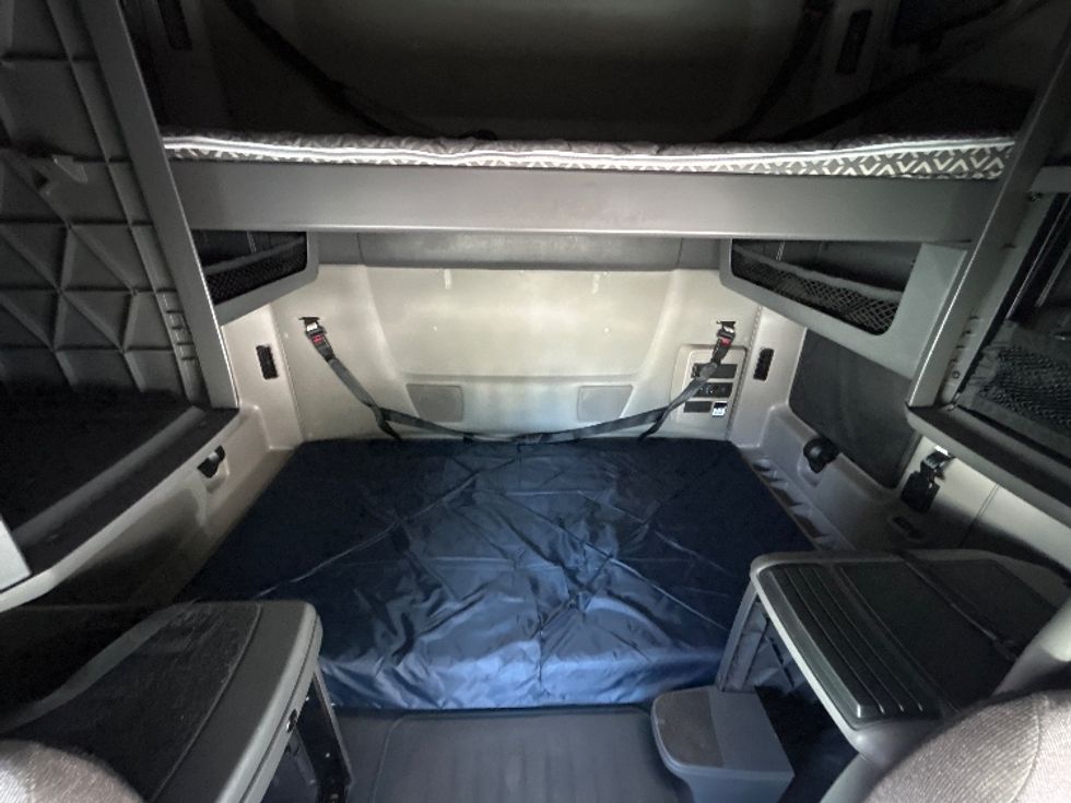 Sleeper Tractor-Heavy Duty Tractors-International-2023-LT625-Jacksonville-FL-692,947\n\t\tmiles-$ 37,500 - Image 16