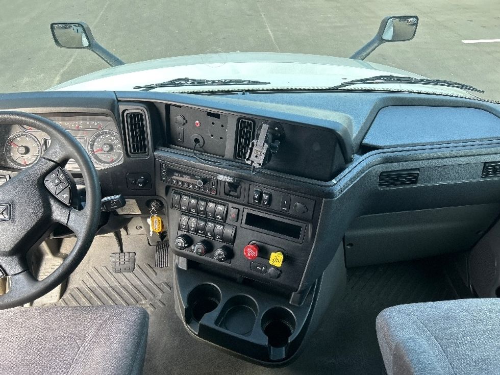 Sleeper Tractor-Heavy Duty Tractors-International-2023-LT625-Jacksonville-FL-693,835\n\t\tmiles-$ 37,500 - Image 12