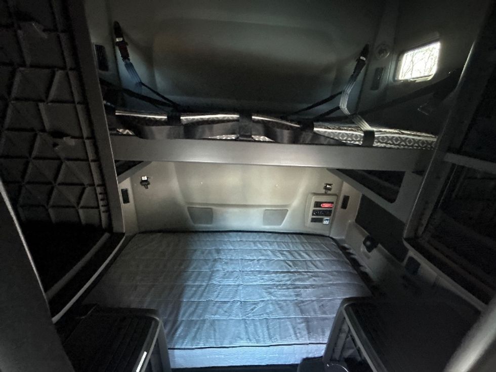 Sleeper Tractor-Heavy Duty Tractors-International-2023-LT625-Jacksonville-FL-693,835\n\t\tmiles-$ 37,500 - Image 16