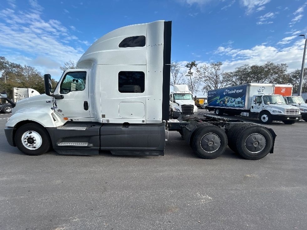 Sleeper Tractor-Heavy Duty Tractors-International-2023-LT625-Jacksonville-FL-693,835\n\t\tmiles-$ 37,500 - Image 4