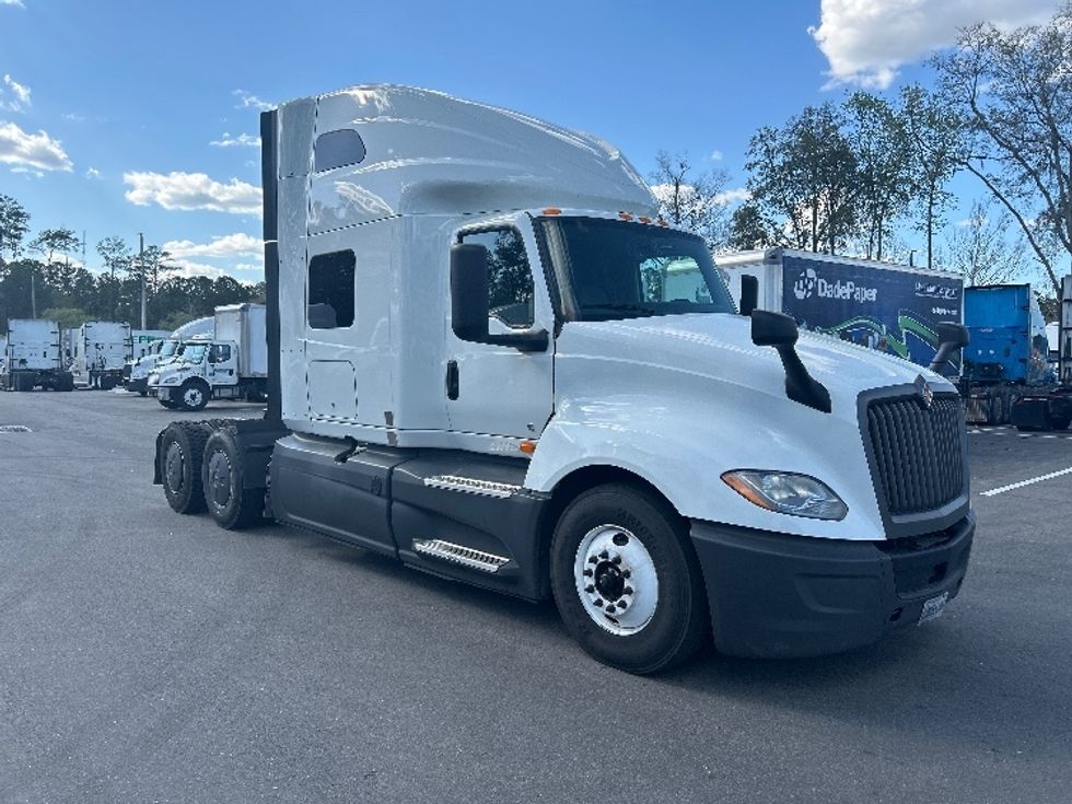 Sleeper Tractor-Heavy Duty Tractors-International-2023-LT625-Jacksonville-FL-718,027\n\t\tmiles-$ 35,250 - Image 1
