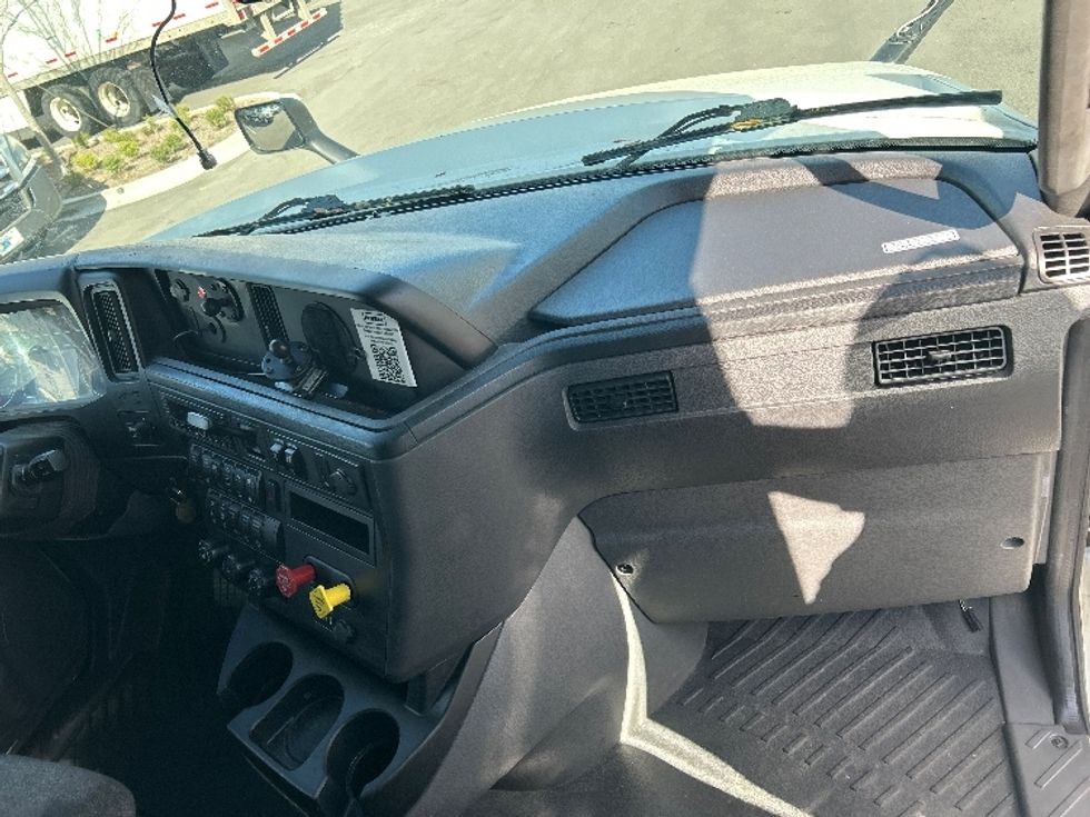 Sleeper Tractor-Heavy Duty Tractors-International-2023-LT625-Jacksonville-FL-718,027\n\t\tmiles-$ 35,250 - Image 14