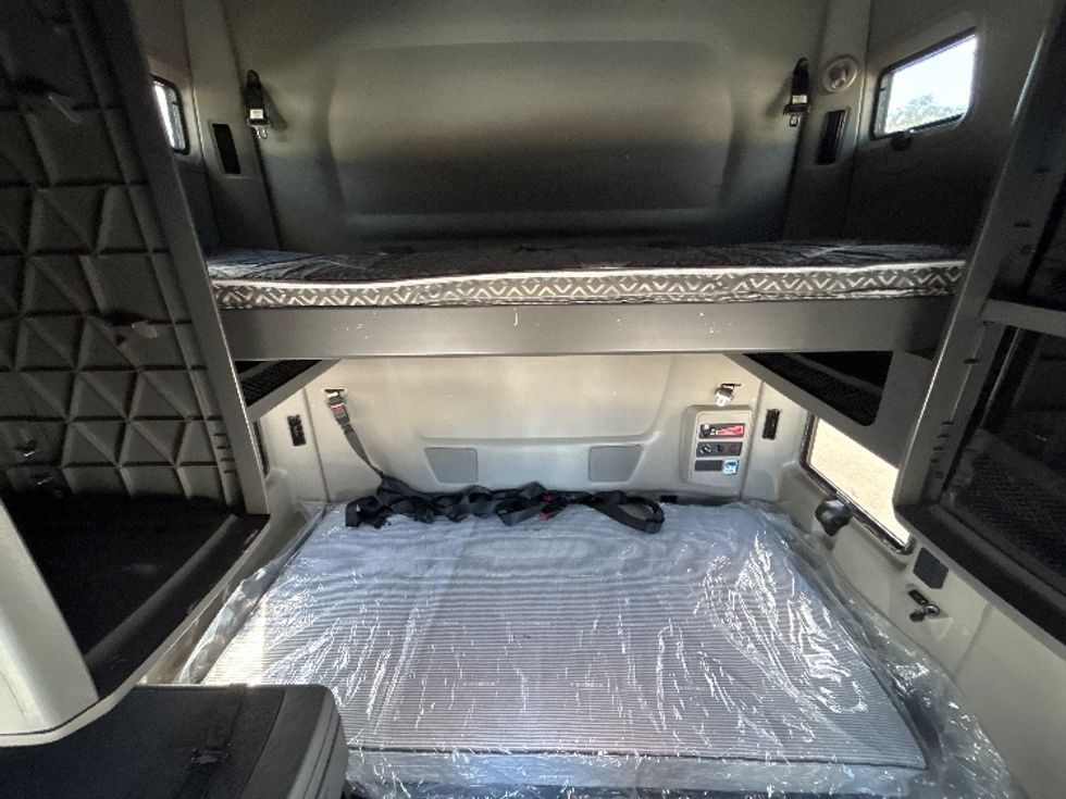 Sleeper Tractor-Heavy Duty Tractors-International-2023-LT625-Jacksonville-FL-718,027\n\t\tmiles-$ 35,250 - Image 16