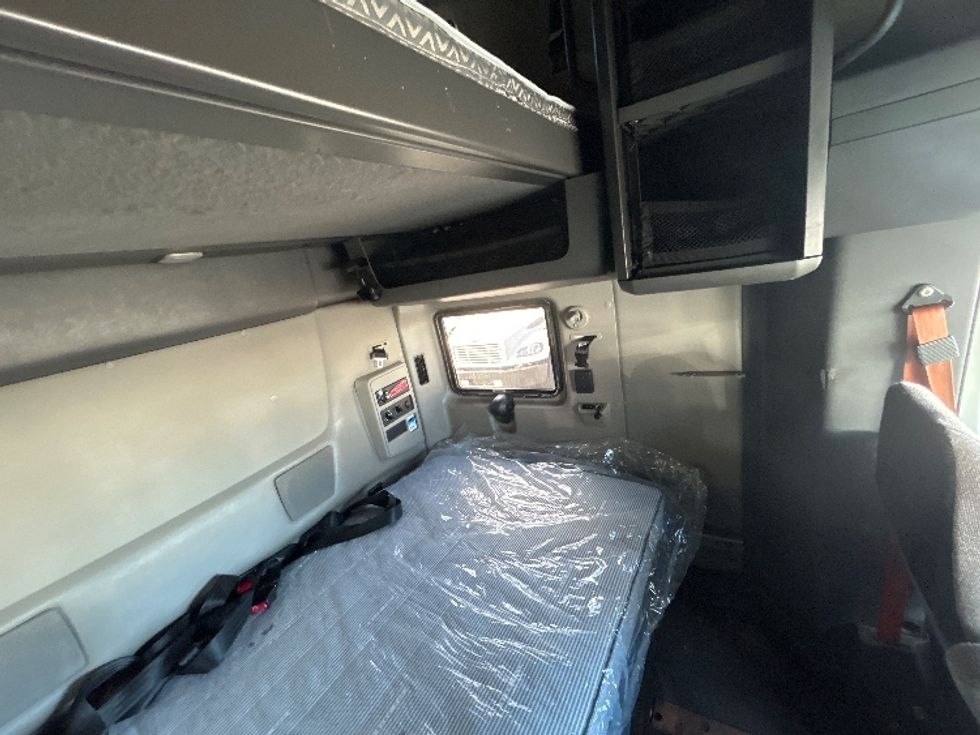 Sleeper Tractor-Heavy Duty Tractors-International-2023-LT625-Jacksonville-FL-718,027\n\t\tmiles-$ 35,250 - Image 18