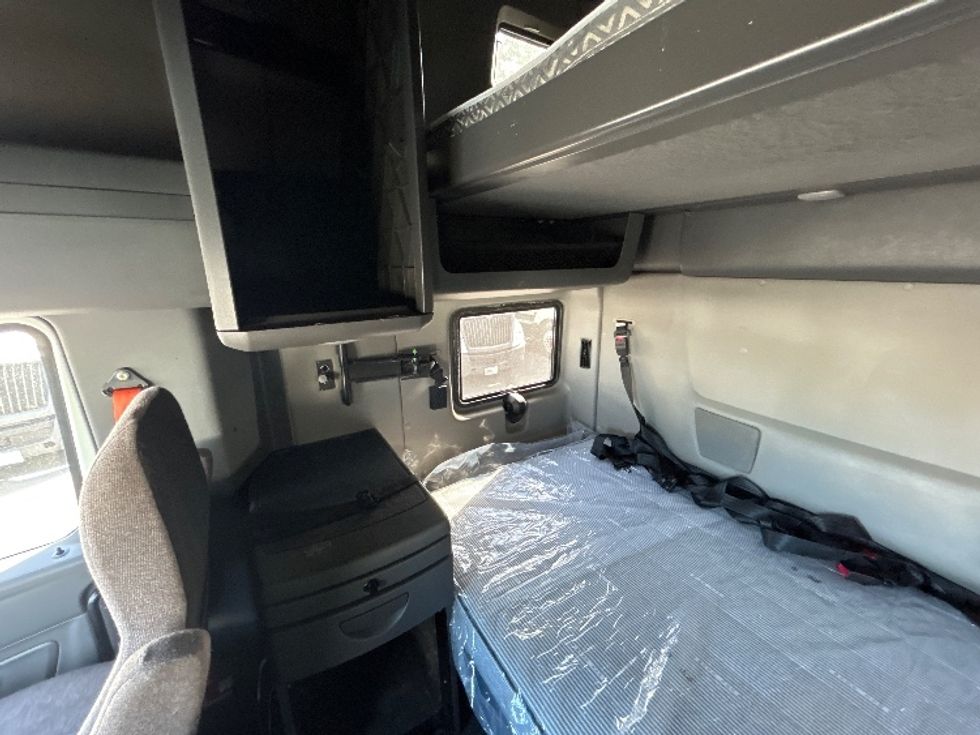 Sleeper Tractor-Heavy Duty Tractors-International-2023-LT625-Jacksonville-FL-718,027\n\t\tmiles-$ 35,250 - Image 19