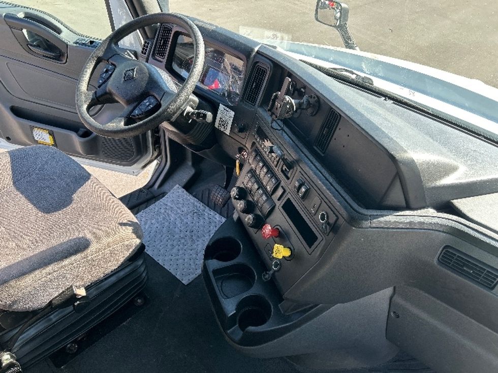 Sleeper Tractor-Heavy Duty Tractors-International-2023-LT625-Jacksonville-FL-747,337\n\t\tmiles-$ 34,000 - Image 15