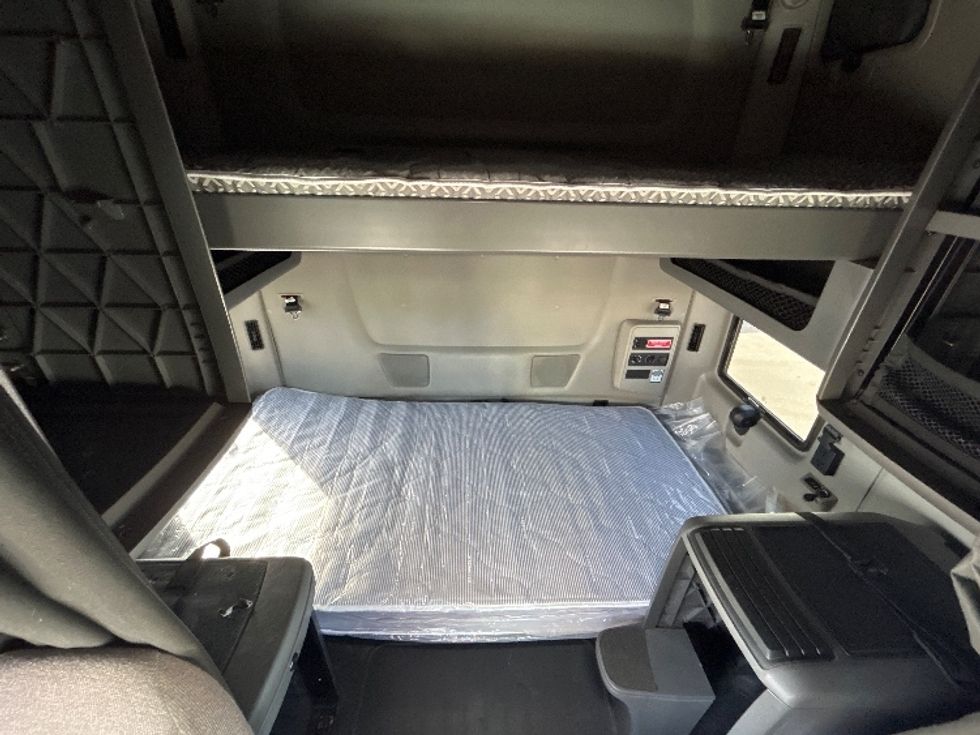 Sleeper Tractor-Heavy Duty Tractors-International-2023-LT625-Jacksonville-FL-750,330\n\t\tmiles-$ 34,000 - Image 16