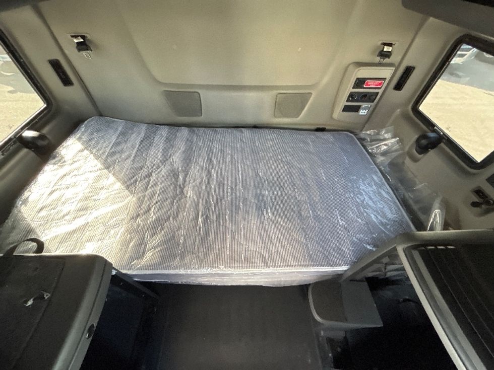 Sleeper Tractor-Heavy Duty Tractors-International-2023-LT625-Jacksonville-FL-750,330\n\t\tmiles-$ 34,000 - Image 17