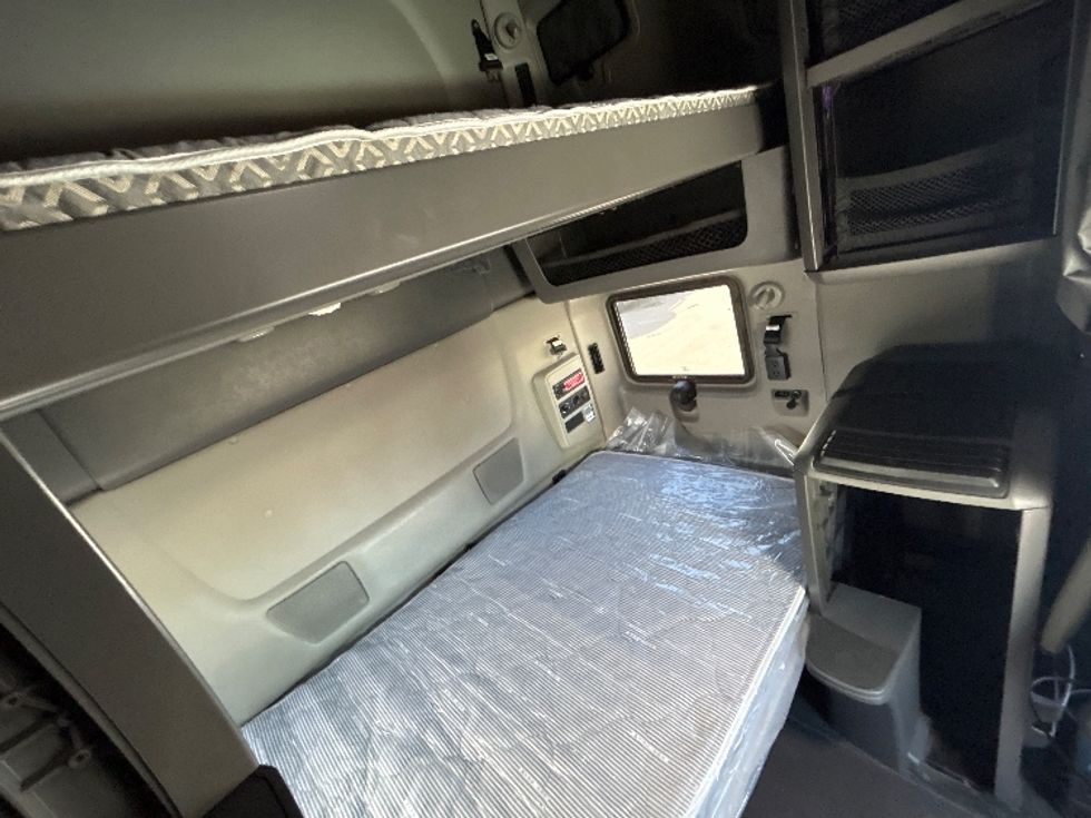 Sleeper Tractor-Heavy Duty Tractors-International-2023-LT625-Jacksonville-FL-750,330\n\t\tmiles-$ 34,000 - Image 18