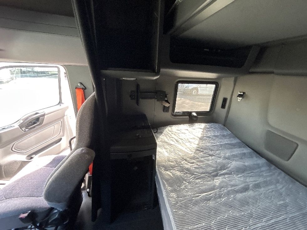 Sleeper Tractor-Heavy Duty Tractors-International-2023-LT625-Jacksonville-FL-750,330\n\t\tmiles-$ 34,000 - Image 19