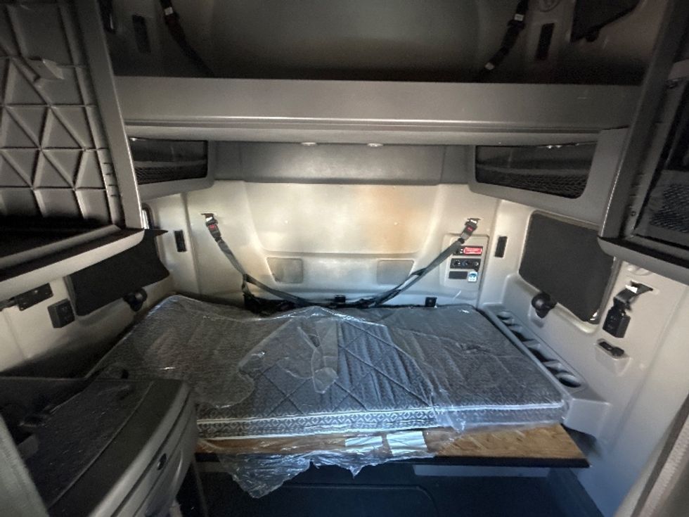 Sleeper Tractor-Heavy Duty Tractors-International-2023-LT625-Jacksonville-FL-760,120\n\t\tmiles-$ 34,000 - Image 16